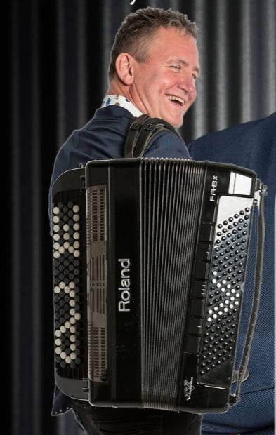 Portretfoto van Werner Janssenswillen met zijn accordeon