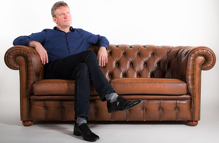Een fotoshoot foto van Werner die op een zetel zit